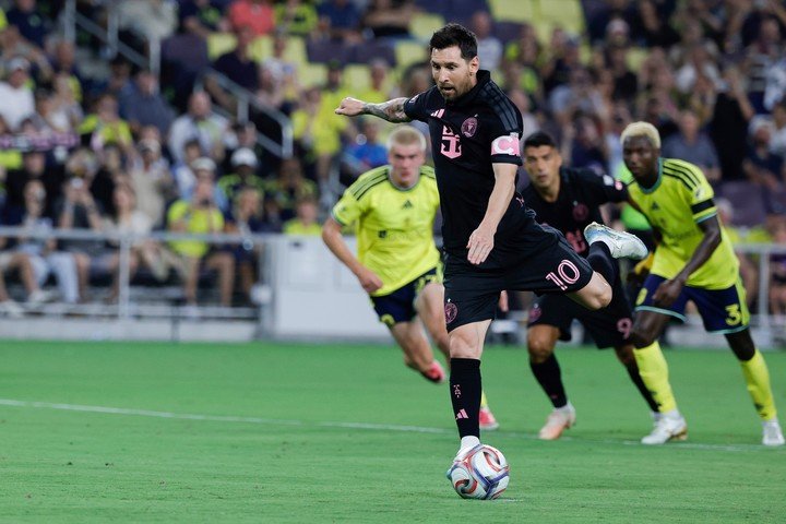 El momento de la ejecución de Messi vs Nashville (AP).