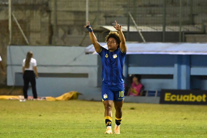 Erick Mendoza en Delfín.
