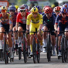 Polémica en el Tour de France por los "corpiños aerodinámicos"