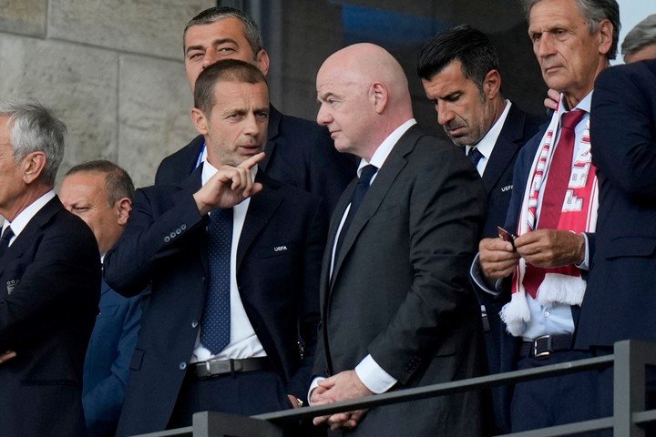 Ceferin e Infantino. (Foto: AP)