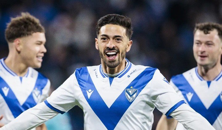 El festejo de Lanzini vs. Defensa. Foto: Vélez.