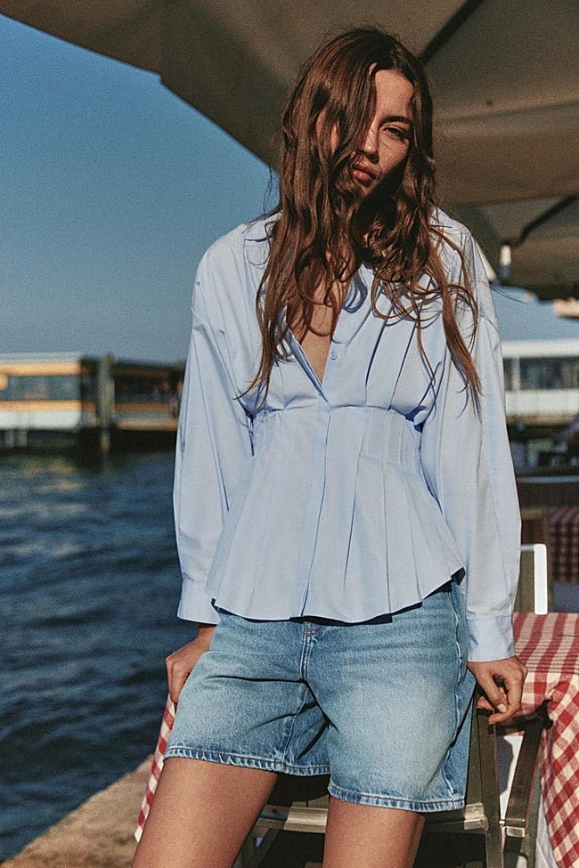 Camisa azul de Zara (25,99 euros)