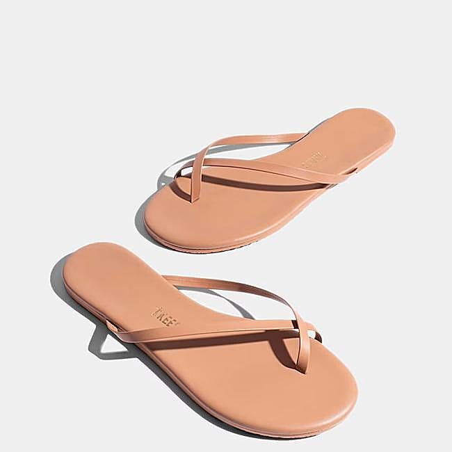 Sandalias planas en color marrón de Tkees.