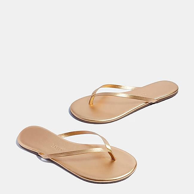 Sandalia plana acolchada en dorado de Tkees.