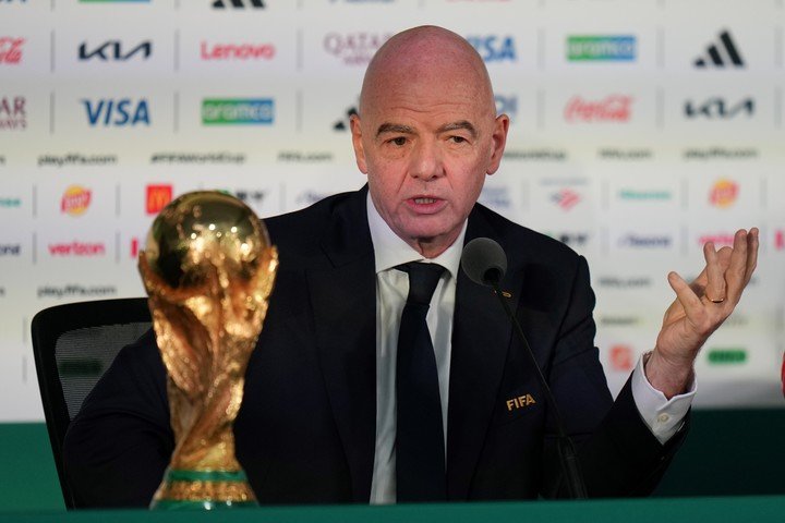 Infantino y la Copa del Mundo. (foto: AP)
