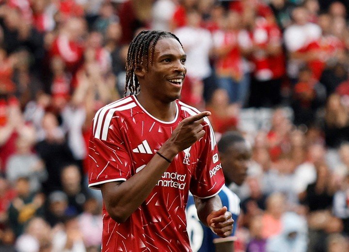 Jacquet debutó en un amistoso y convirtió un gol para el Liverpool.