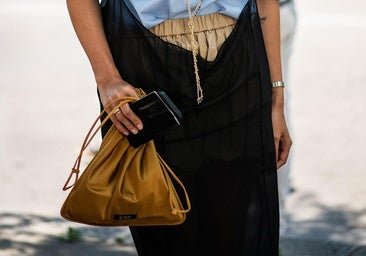 Bolsos satinados: la microtendencia de invitadas que llevarás ahora y en otoño