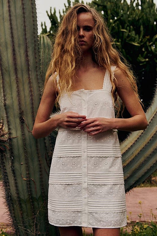 Vestido blanco de Sézane (145 euros)