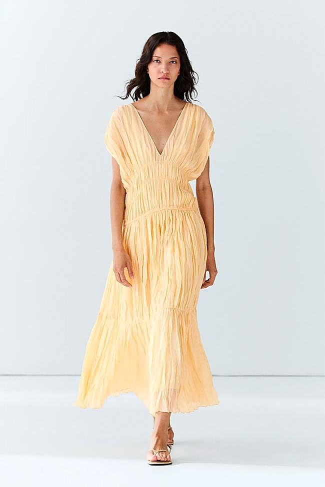 Vestido efecto arrugado en amarillo mantequilla de Massimo Dutti.