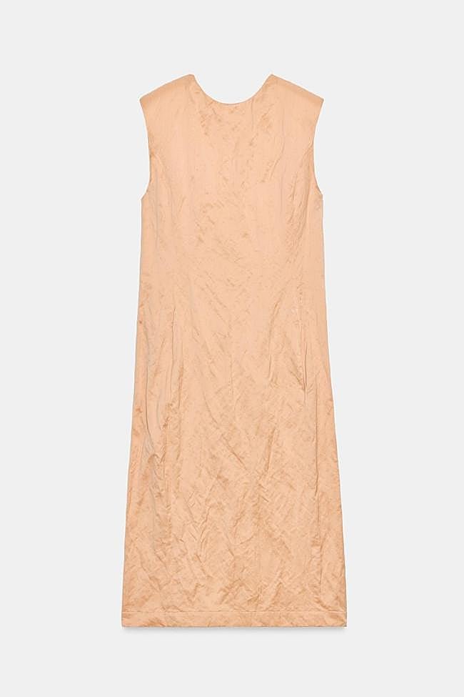 Vestido efecto arrugado de Zara.
