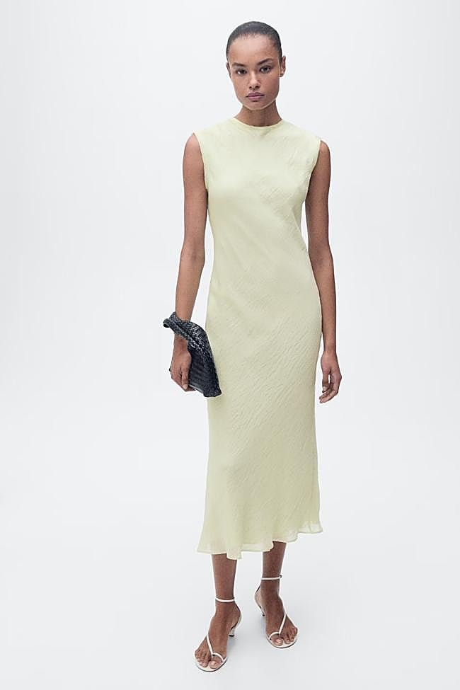 Vestido efecto arrugado de Mango Outlet.