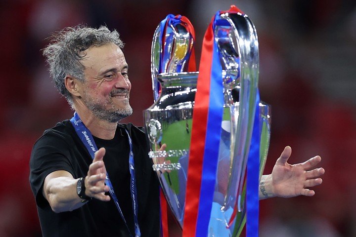 Luis Enrique se abraza al trofeo de la Champions League: ya la ganó dos veces con el PSG (AP / archivo).