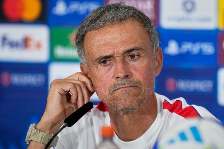 Luis Enrique, entrenador del PSG, en la previa a la final de la Supercopa de Europa (AP).