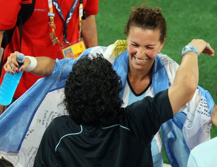 Abrazo entre Aicega y Maradona. (EFE)