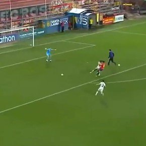 Video: el alcanzapelotas que se metió en la cancha y frenó un contraataque en el fútbol chileno