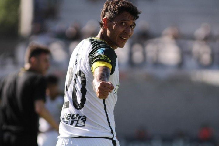 Rubén Botta jugando para Defensa y Justicia.