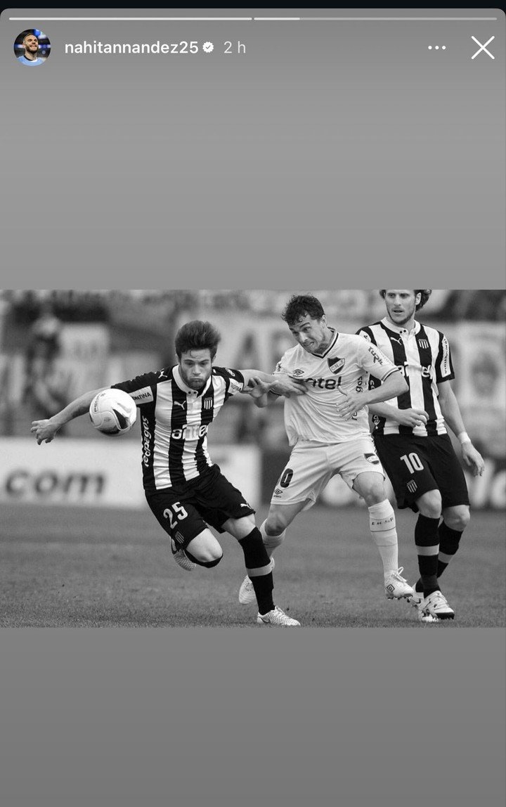 En medio de los rumores de su vuelta a Peñarol, Nahitan Nández subió una foto de cuando jugó un clásico ante Nacional.