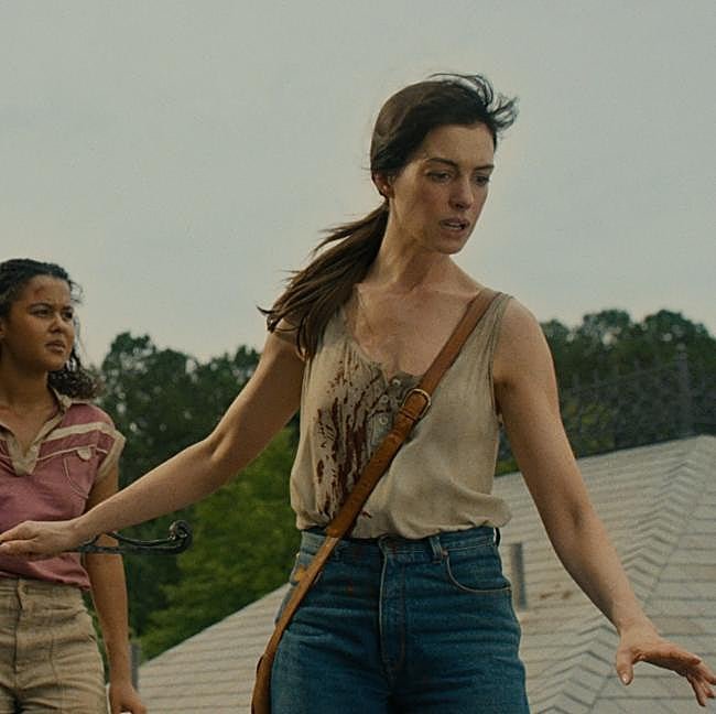 Anne Hathaway en modo heroína familiar, el personaje que estábamos deseando que interpretase, en El final de Oak Street.