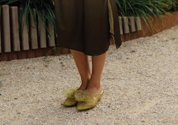 Las más modernas llevan Mules Jelly, el zapato que combina muy bien con pantalones y vestidos