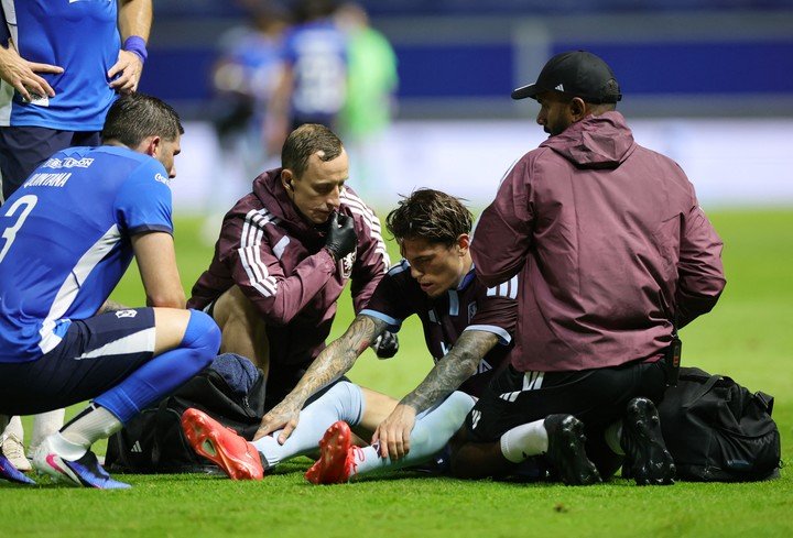 Garnacho sufrió un golpe en el amistoso de Aston Villa. (REUTERS)