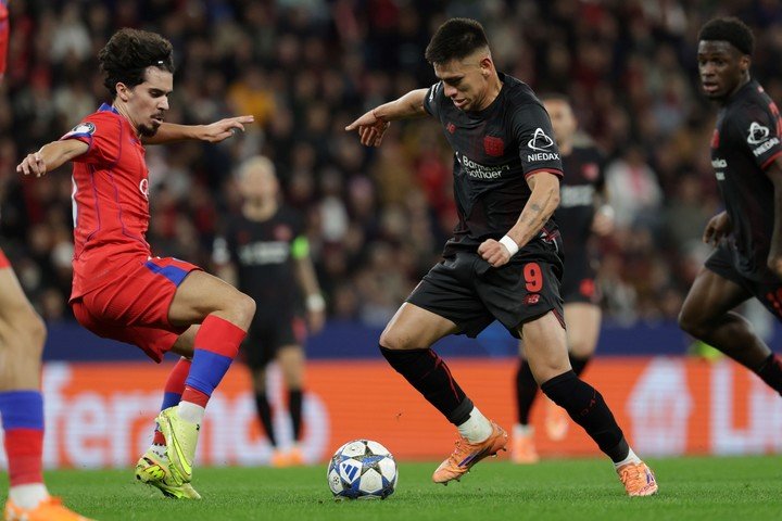 Echeverri ante Vitinha, en un Leverkusen-PSG por la Champions.
EFE/EPA/CHRISTOPHER NEUNDORF