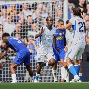 Polémica en redes por la edad del verdugo que le convirtió el primer gol al Dibu en Chelsea y dijo "sufro de alopecia crónica"