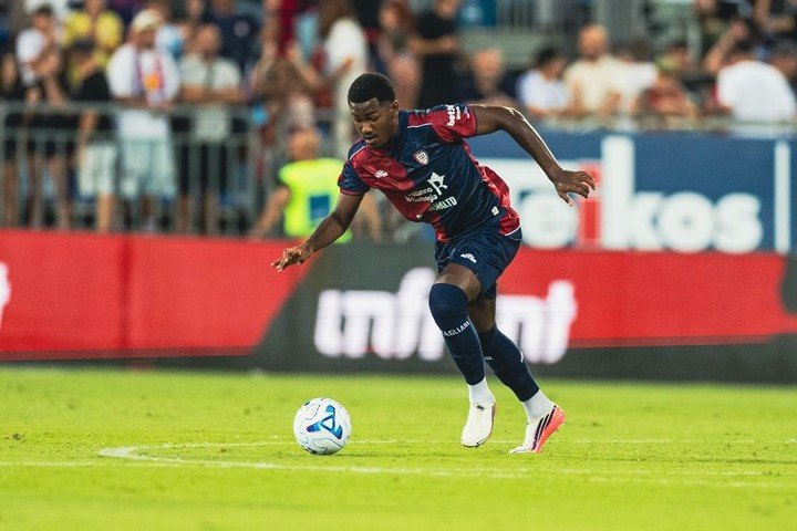 Yael Trepy, delantero del Cagliari italiano, permanece internado en grave estado, tras casi ahogarse en una pileta.