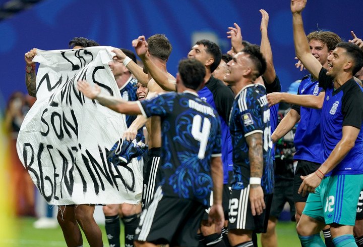 Jugadores de Argentina con la bandera. FOTO: Juano Tesone