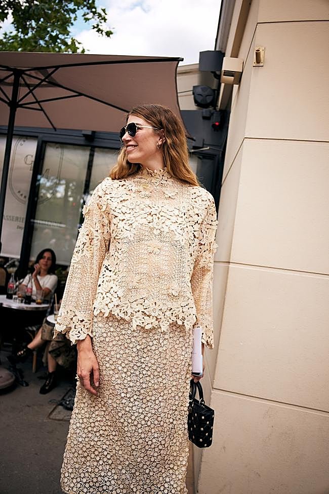 Un look con conjunto de blusa y falda de encaje.