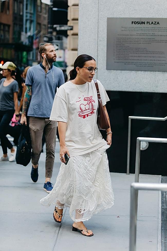 Un look con camiseta amplia y falda de encaje.
