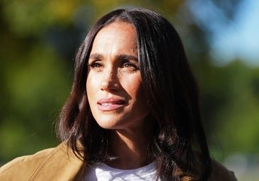 Así ha cambiado Meghan Markle su estilo desde que dejó la familia real y así podría vestir ahora que vuelve a Reino Unido