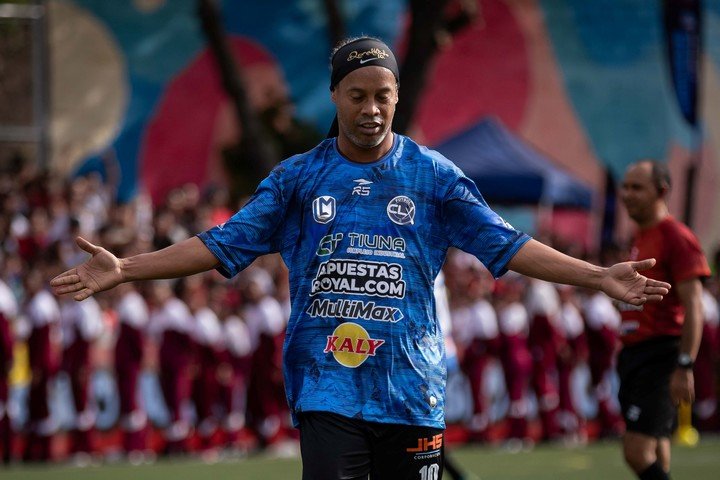 El exjugador de Brasil se mete en la pelea por el club. (EFE/ Ronald Peña)
