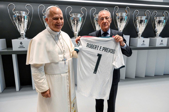 León junto a Florentino en el Bernabéu (Reuters).
