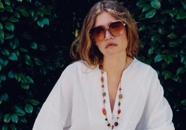 Por qué la blusa blanca es el único básico que te vas a poner este verano