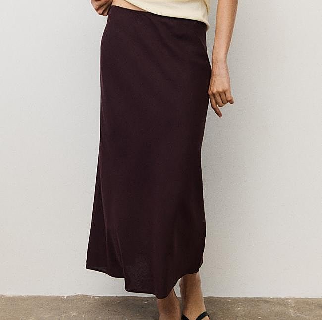 Falda satinada midi de H&M, 24,99 euros.