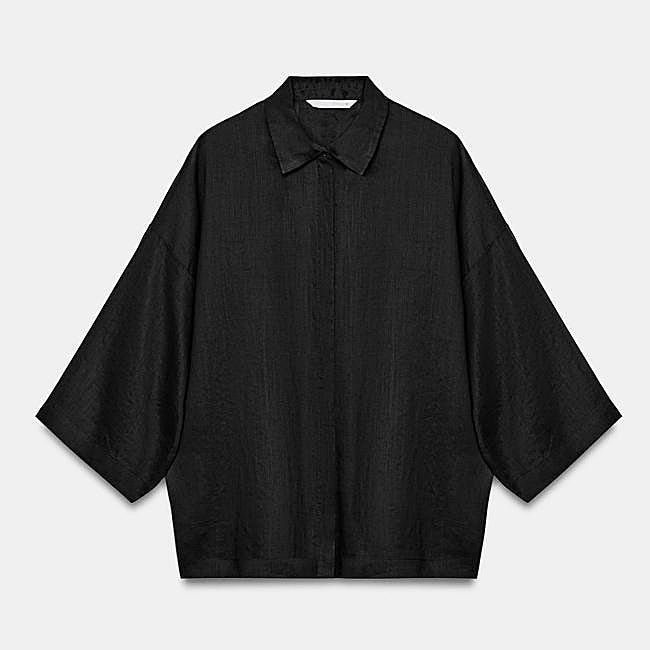 Camisa amplia negra de Zara, 29,95 euros.