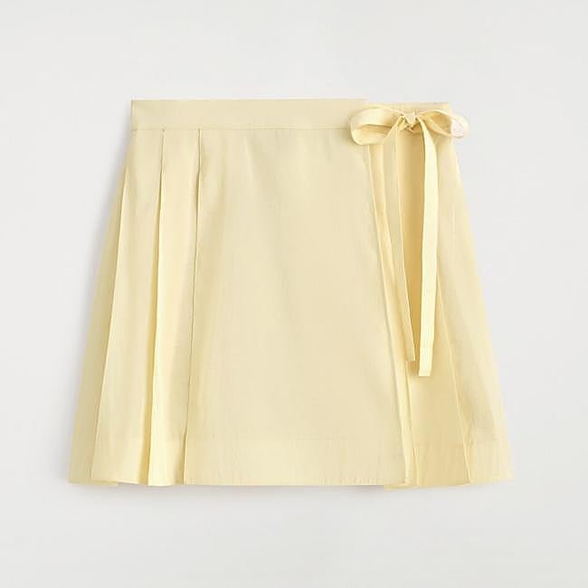Falda pareo amarilla de COS, 89 euros.