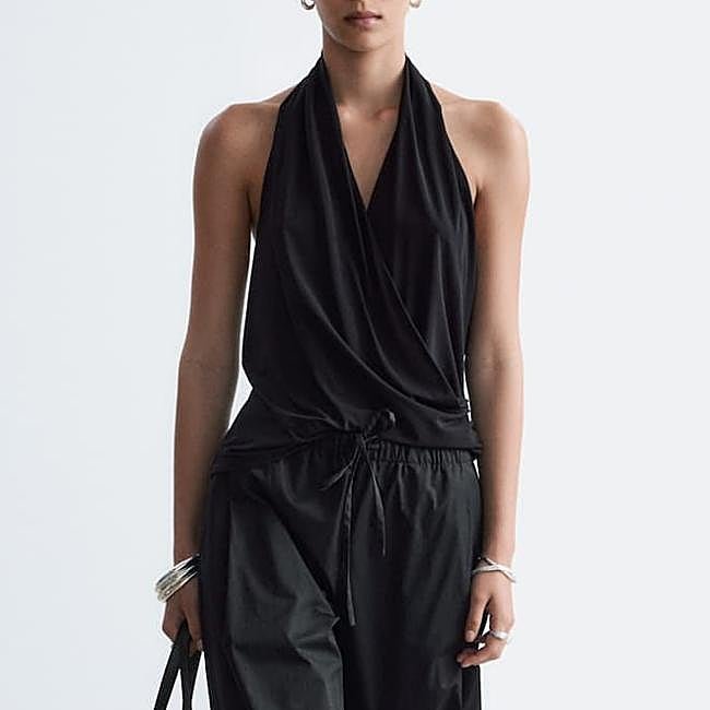 Top halter negro de &Other Stories, 69 euros.