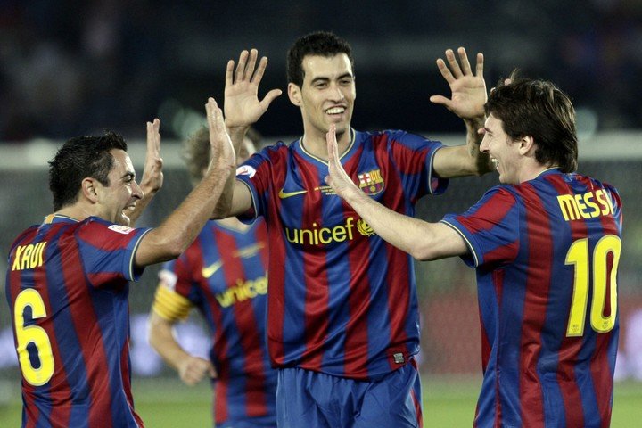 Busquets junto a Messi y Xavi. (AP Photo/Bernat Armangue, File)