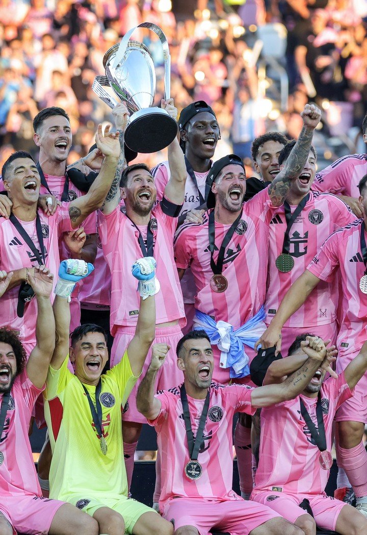 Sergio Busquets campeón junto a sus compañeros. (EFE/EPA/CRISTOBAL HERRERA-ULASHKEVICH)