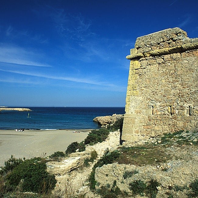 El castillo de Sant Jordi de Alfama está en la playa del mismo nombre.
