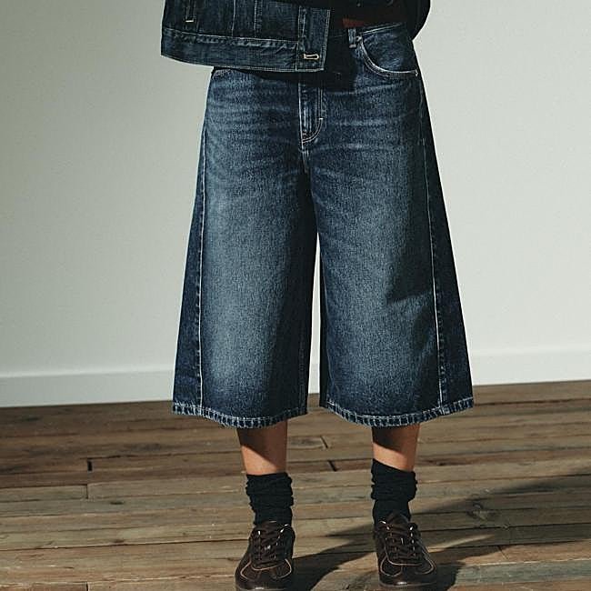 Jorts en tono denim oscuro de Zara, 8,99 euros.