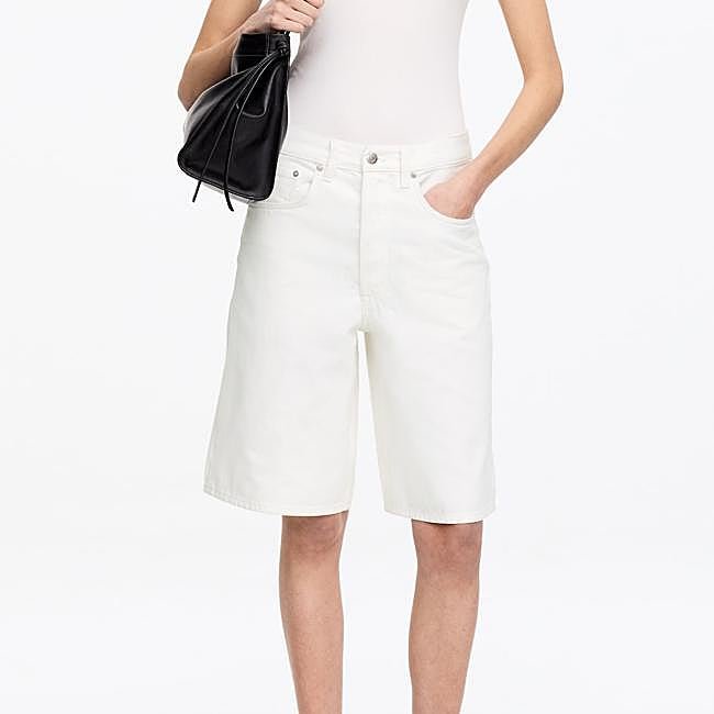 Bermudas de Arket, 69 euros.