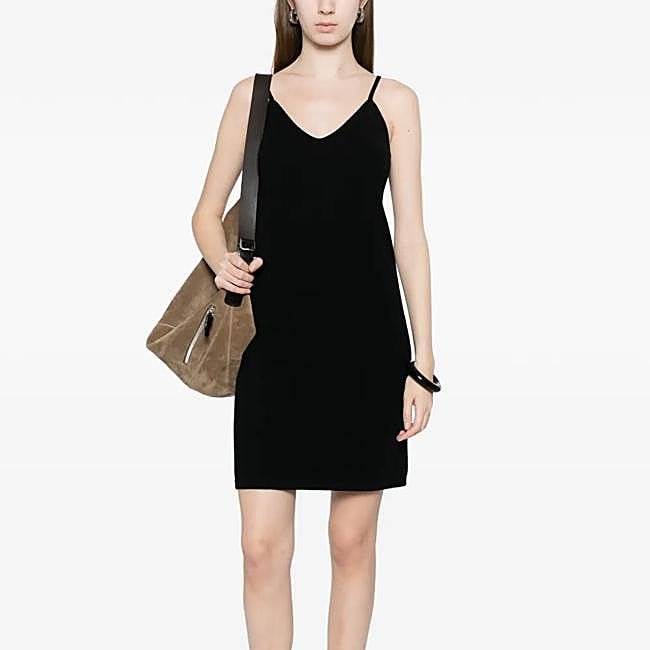 Vestido negro sencillo de Bompard, 270 euros.
