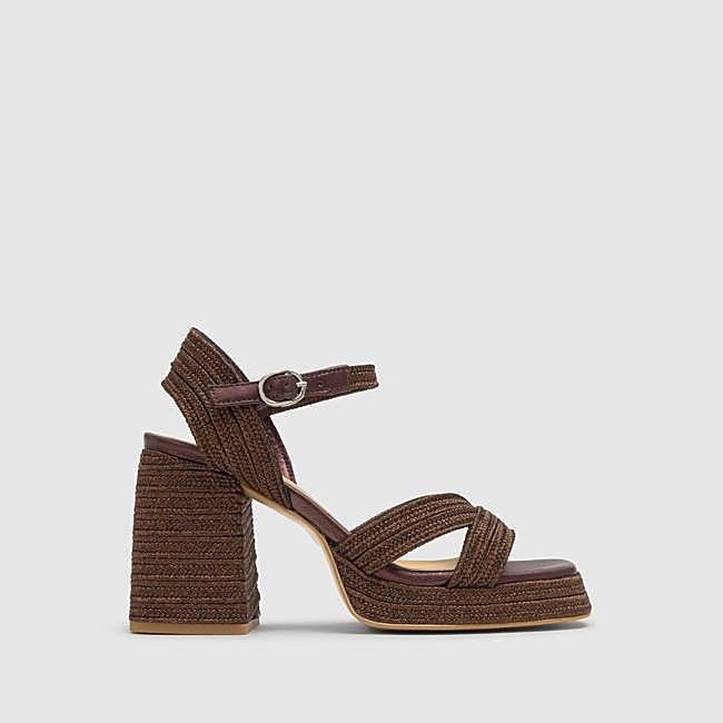 Sandalias minimalistas con tacón cómodo de Castañer, 179 euros.