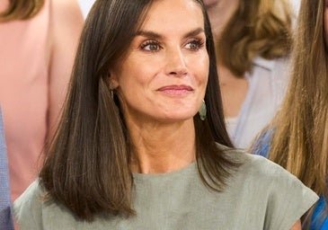 Por qué se ha puesto de moda alquilar un vestido de invitada: la tendencia que ha calado hasta en la reina Letizia