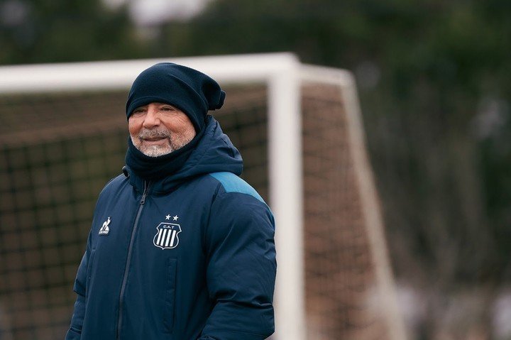 Jorge Sampaoli en la práctica de Talleres.
