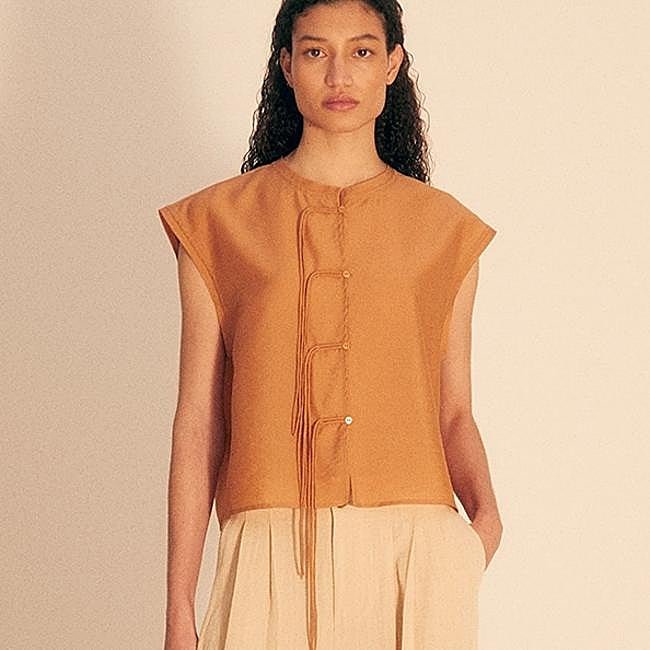 Camisa color teja de Sfera, 29,99 euros.