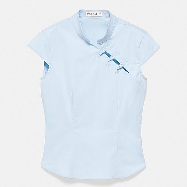 Camisa azul cielo de Pull&Bear, 22,99 euros.