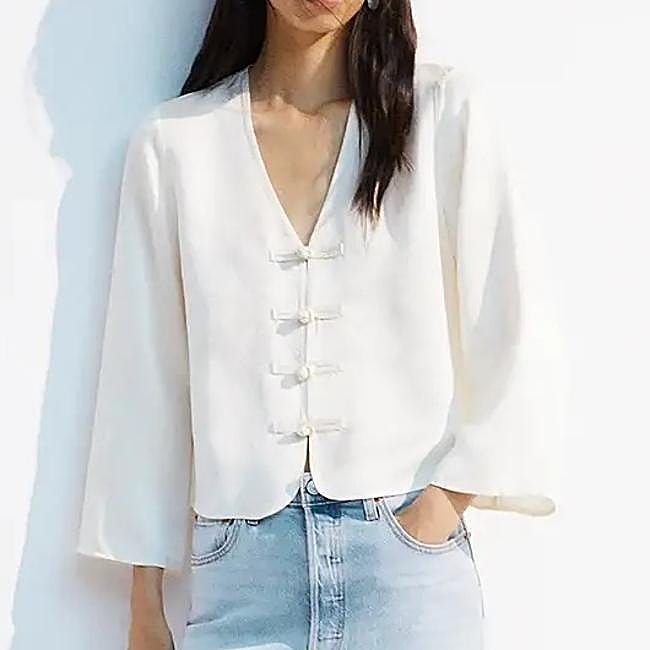 Blusa blanca con nudos de ese O ese, 79,90 euros.
